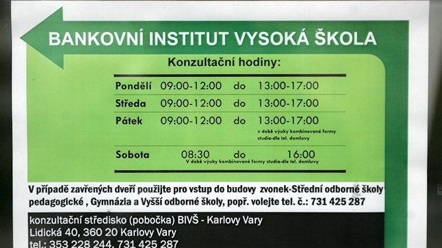 Bankovní Institut Vysoká škola - Karlovarské konzultační středisko (pobočka) sídlí v budově Střední odborné školy pedagogické, Gymnázia a Vyšší odborné školy na Lidické ulici; listopad 2009. Ilustrační snímek. Bankovní Institut Vysoká škola - Karlovarské konzultační středisko (pobočka) sídlí v budově Střední odborné školy pedagogické, Gymnázia a Vyšší odborné školy na Lidické ulici; listopad 2009. Ilustrační snímek.