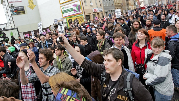 Odprci neonacistického pochodu mstem z iniciativy Brno blokuje zatarasili ulici Cejl. (1. kvten 2011)