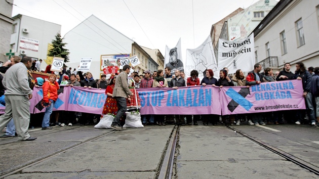 Odprci neonacistického pochodu mstem z iniciativy Brno blokuje zatarasili ulici Cejl. (1. kvten 2011)