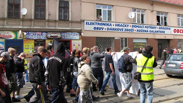 Prvomájový pochod Dlnické mládee v Merhautov ulici v Brn.