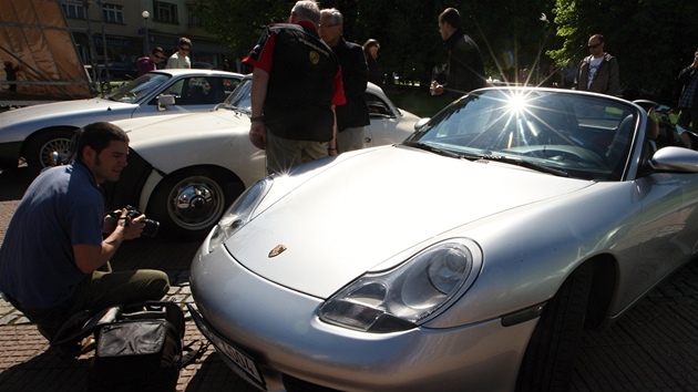 Na zlínské námstí Míru pijelo asi ticet majitel historických i moderních sporák znaky Porsche. (7. kvten 2011)