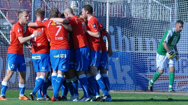 ZVLÁDLI JSME TO. Fotbalisté Plzn se radují po jednom z gól v síti Mladé Boleslavi.