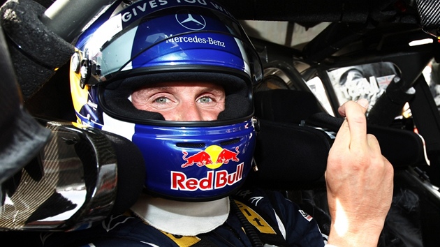 POŘÁD ZA VOLANTEM. Expilot F1 David Coulthard dnes závodí v sérii cestovních vozů DTM. POŘÁD ZA VOLANTEM. Expilot F1 David Coulthard dnes závodí v sérii cestovních vozů DTM.