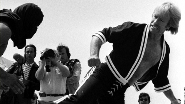 V roce 1980 ukázal Chuck Norris své bojové umní návtvníkm festivalu v Cannes.