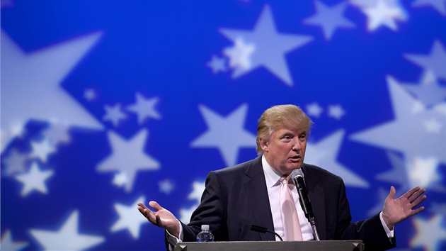 Donald Trump ení bhem setkání republikánských enských spolk v Las Vegas (28. dubna 2011)