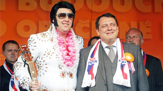 Dvojník Elvise Presleyho a Jiří Paroubek během předvolebního mítinku ČSSD v Ostravě. (22. dubna 2010) Dvojník Elvise Presleyho a Jiří Paroubek během předvolebního mítinku ČSSD v Ostravě. (22. dubna 2010)