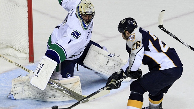 LOPING. Jako letadlo svá kídla, tak roztáhl vancouverský branká Roberto Luongo své pae, uinil manévr a zabránil Stevu Sullivanovi z Nashvillu skórovat.