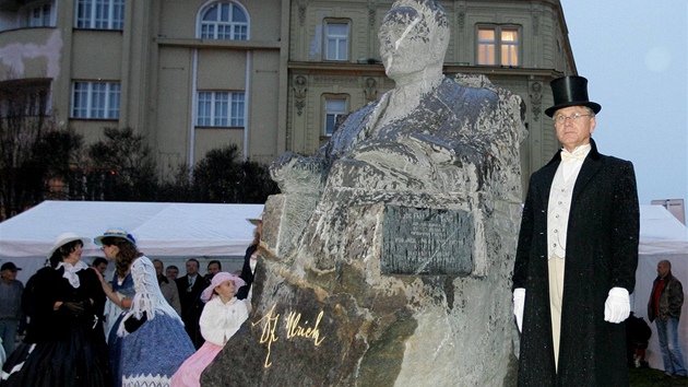 Odhalen sochy Frantika Ulricha v Hradci Krlov