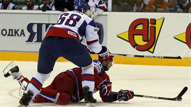 Milan Jurina z týmu hokejist Slovenska takhle v souboji sloil na led Alexeje Morozova. 