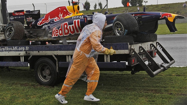 Nabouraný monopost Sebastiana Vettela v tréninku Velké ceny Turecka.