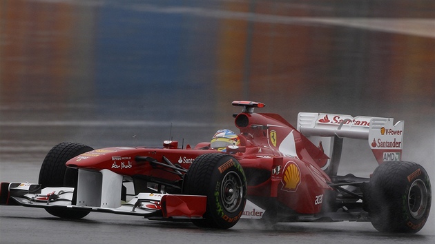 Fernando Alonso s vozem Ferrari v prvním tréninku Velké ceny Turecka.