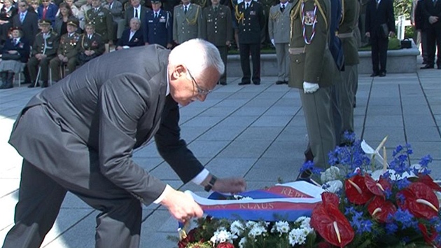 Václav Klaus upravuje věnec u Národního památníku na Vítkově Václav Klaus upravuje věnec u Národního památníku na Vítkově
