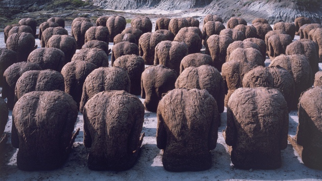 Magdalena Abakanowicz: Záda (Glenbow Museum, Calgary, Kanada)