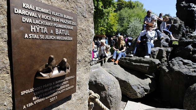 Pamětní deska v pražské zoo připomíná Vlastu Buriana. Pamětní deska v pražské zoo připomíná Vlastu Buriana.
