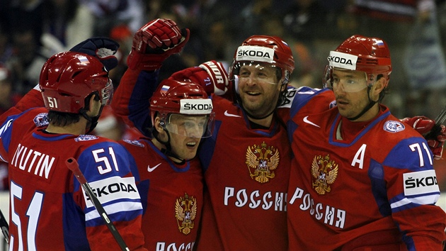 RUSKÁ RADOST. A ve druhém utkání na mistrovství svta proil ruský hokejový tým gólovou radost.