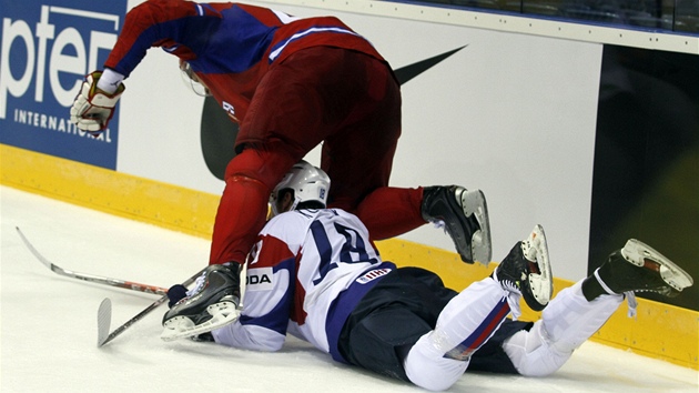 Do kuriózní situace se po souboji dostali ruský hokejista Jevgenij Aruchin a jeho slovinský soupe Greg Kunik. 