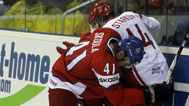 PETLAOVANÁ U MANTINELU. Martin koula bojuje o puk s dánským hokejistou Kirillem Starkovem.