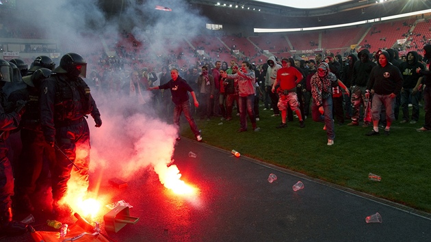 SLÁVISTICKÝ ZMAR. Stanislav Vlek (vlevo) a Karol Kisel ekají, a budou moci po protestu fanouk klubu zaít hrát. A to jet netuili, co pijde.