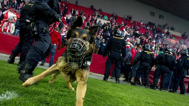 SLÁVISTICKÝ ZMAR. Stanislav Vlek (vlevo) a Karol Kisel ekají, a budou moci po protestu fanouk klubu zaít hrát. A to jet netuili, co pijde.