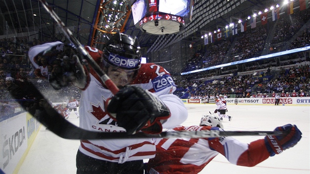 A BUM! Cal Clutterbuck z Kanady naráí na mantinel.