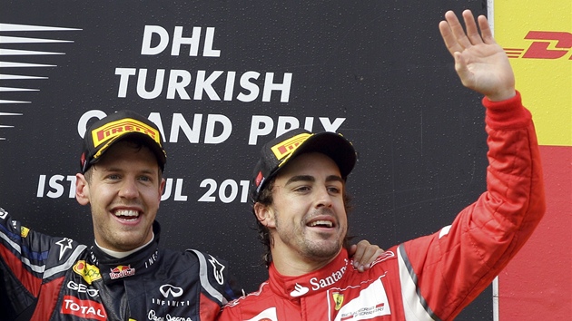 SPOLENÁ RADOST. Sebastian Vettel (vlevo) a Fernando Alonso mávají fanoukm po Velké cen Turecka.