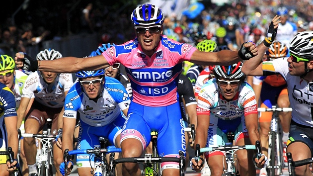VYHRÁL. Alessandro Petacchi se raduje z vítzství ve druhé etap Gira d´Italia.