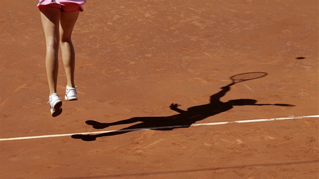 PODÁNÍ VÍTZKY. Petra Kvitová podává ve finále madridského turnaje, který ovládla.