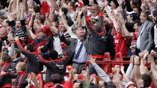 JE TO DOMA! Alex Ferguson, trenér Manchesteru United se raduje z dleité výhry.