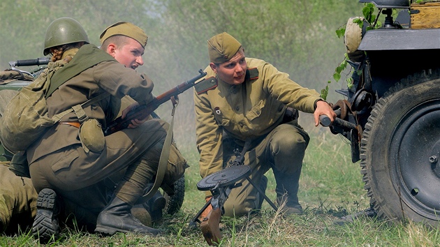 Milovníci vojenské historie pedvedli v eských Budjovicích bitvu inspirovanou boji mezi nmeckou a sovtskou armádou na sklonku II. svtové války.
