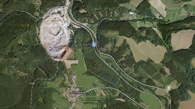 Ze satelitního snímku je zejmé, e kamenolom je u nyní blízko osad. Tai jej pesto chtjí piblíit o dalích 200 metr.