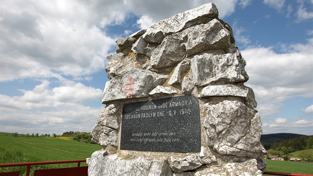 Pomníek Na Srdéku na rozcestí u Ludmírova, který pipomíná obti z konce války.