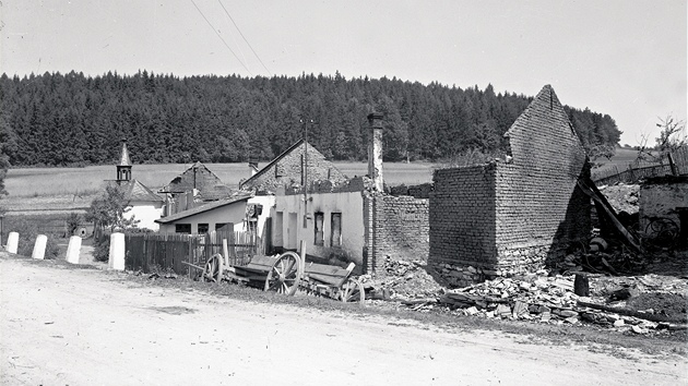Nacisty vypálená obec Javoíko.