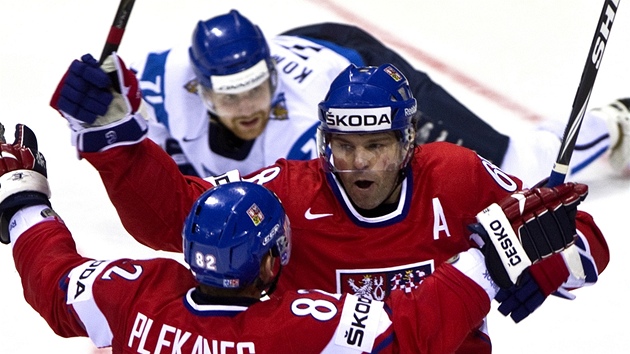 Jaromír Jágr (vpravo) a Tomá Plekanec se radují z vítzného eského gólu do finské branky.