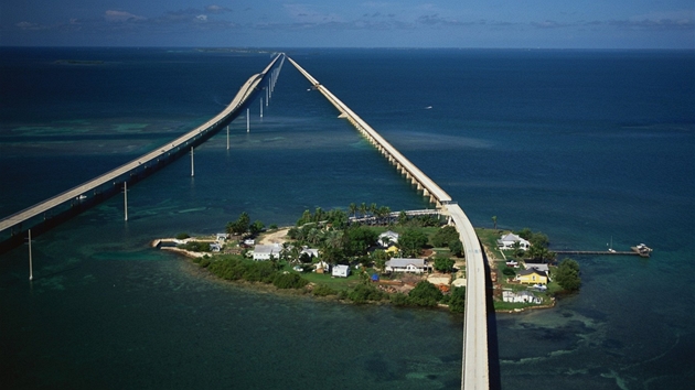 Florida. Vlevo Sedmimílový most, vpravo starý Flaglerv most, pod ním ostrvek Pigeon Key