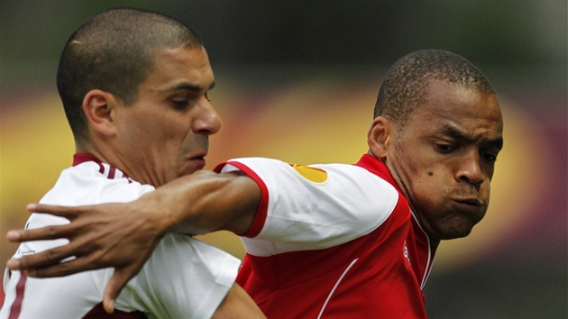 TLO NA TLO. Maxi Pereira z Benfiky Lisabon (vlevo) svádí souboj s Albertem Rodriguezem z Bragy v semifinále Evropské ligy.