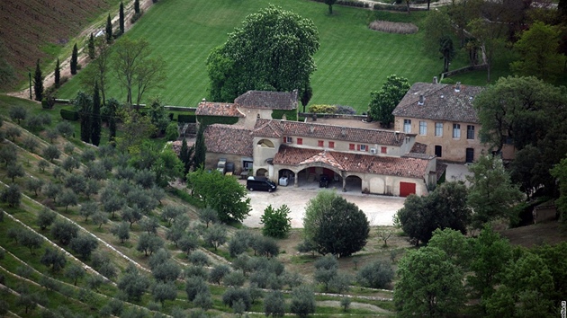 Zámek Miraval ze 17. století. Na svazích rostou olivovníky a vinná réva.