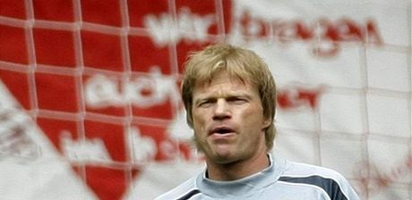 Bývalá brankáská jednika nmecké fotbalové reprezentace Oliver Kahn dnes zápasy spolukomentuje pro ZDF.