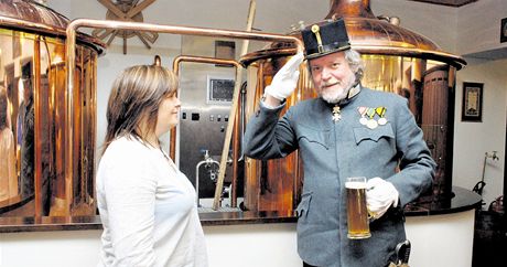 Sládková Martina Valterová pedloila Kaiserbier pímo ze spilky ke kontrole historikovi Jiímu Rakovi, který v uniform c. k. majora pijel jako pedvoj císaské návtvy na inspekci, jestli je pivo hodné nést v názvu císaský titul.