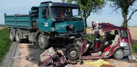 Pi sráce s náklaákem v Daihatsu zahynul idi, dv dti utrply váná zranní