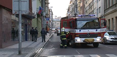 Hasii a policisté v itné ulici, kde skonil neznámý mu v popeláském aut.