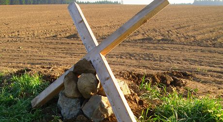 19. kvtna 2011, v den 66. výroí poválené tragédie v Dobronín, se na louce Budínka objevilo torzo kíe, který uctil památku zavradných Nmc.