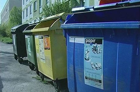 Základem recyklace je tídní odpadu, k tomu slouí speciální kontejnery.