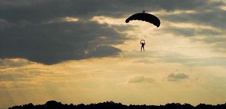Seskok mladého parautisty nad letitm v Líních na Plzesku skonil tragédií. (ilustraní snímek)