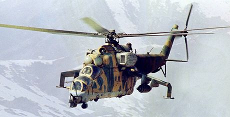 Sovtský bitevní vrtulník Mi-24 nad afghánskými horami nedaleko Kábulu. (8....