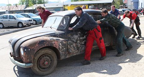 ZATEK OPRAV. Tatra 87 se pesunuje z kopivnickho muzea do restaurtorsk...