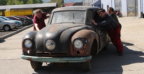 Pesun vozu Tatra 87 z kopivnickho muzea do restaurtorsk dlny.