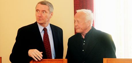 Petr Suchomel (vpravo), jen z obalovaných za smrt parautisty, u chrudimského soudu (16. kvtna 2011)