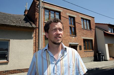 Robert Hájek ped svým domem ve tvrti Rybárny.