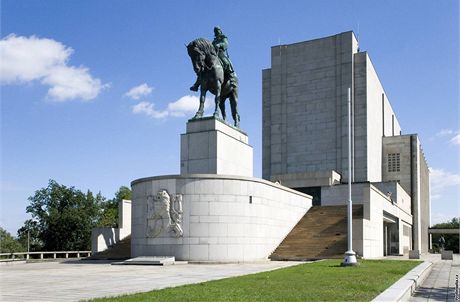 V Hrob neznámého vojína na Vítkov jsou ostatky eskoslovenského vojáka, který bojoval v Dukelském prsmyku