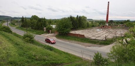 Bývalá skládka odpadu (vzadu za areálem) na okraji obce Nasobrky poblí Litovle.